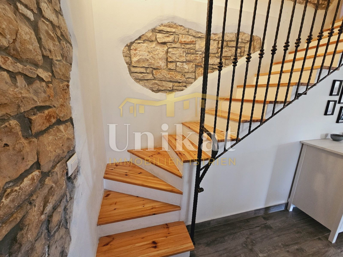 Tenuta con casa in pietra ristrutturata, giardino e piscina